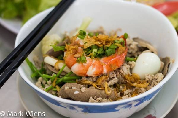 Hủ tiếu Nam Vang: Mặc dù là đặc sản của miền Nam, hủ tiếu Nam Vang lại có nguồn gốc từ Campuchia kết hợp cách làm hủ tiếu của Trung Quốc. Món ăn bắt buộc có tôm, vài miếng gan, thịt heo băm, chút ớt cay và rau thơm ăn kèm. Một số tiệm ăn có biến tấu khi thêm sốt ớt và nước mắm. Địa chỉ gợi ý: Hủ tiếu Nam Vang ở đường Cao Thắng gần Nguyễn Đình Chiểu. Hủ tiếu Nam Vang Nhân Quán, 72 đường Nguyễn Thượng Hiền Hủ tiếu Nam Vang: Mặc dù là đặc sản của miền Nam, hủ tiếu Nam Vang lại có nguồn gốc từ Campuchia kết hợp cách làm hủ tiếu của Trung Quốc. Món ăn bắt buộc có tôm, vài miếng gan, thịt heo băm, chút ớt cay và rau thơm ăn kèm. Một số tiệm ăn có biến tấu khi thêm sốt ớt và nước mắm. Địa chỉ gợi ý: Hủ tiếu Nam Vang ở đường Cao Thắng gần Nguyễn Đình Chiểu. Hủ tiếu Nam Vang Nhân Quán, 72 đường Nguyễn Thượng Hiền