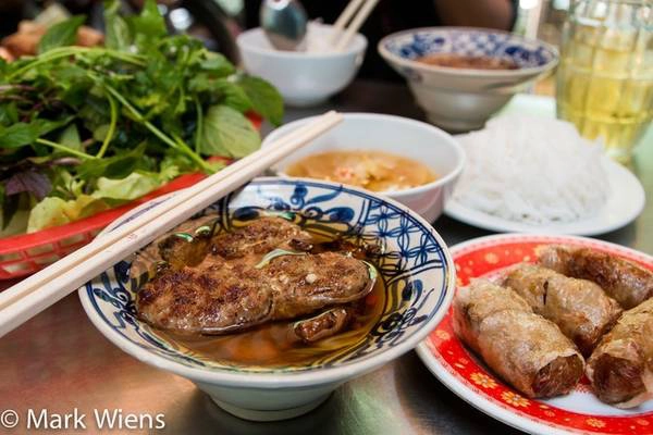 Bún chả: Giống bún bò Huế và hủ tiếu Nam Vang, bún chả không phải món ăn có gốc gác Sài Gòn. Nhưng nếu chưa có dịp tới miền Bắc, bạn vẫn có thể thưởng thức món ngon này. Món có chả làm từ thịt heo nướng trên than hồng, các loại rau sống, bún và nước chấm chế từ giấm, ớt, tỏi... Địa chỉ gợi ý: Bún chả Ánh Hồng Hà Nội, đường Lý Chính Thắng. Bún chả: Giống bún bò Huế và hủ tiếu Nam Vang, bún chả không phải món ăn có gốc gác Sài Gòn. Nhưng nếu chưa có dịp tới miền Bắc, bạn vẫn có thể thưởng thức món ngon này. Món có chả làm từ thịt heo nướng trên than hồng, các loại rau sống, bún và nước chấm chế từ giấm, ớt, tỏi... Địa chỉ gợi ý: Bún chả Ánh Hồng Hà Nội, đường Lý Chính Thắng.