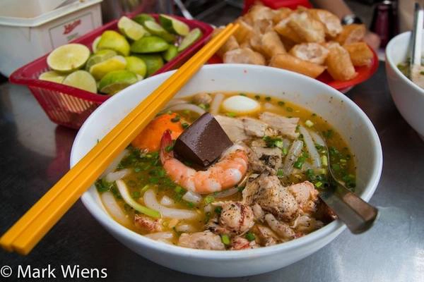 Bánh canh cua: Mark Wiens nhận xét món ăn này ban đầu trông giống mì udon của Nhật Bản. Tuy nhiên, nguyên liệu thì khác biệt với bánh canh gạo cọng to, nước dùng từ nước hầm xương, tôm, chả cua, tiết heo. Hương vị đặc trưng của món ăn là vị cua. Trên cùng bát bánh canh là ớt, hành tươi, bạn có thể dùng thêm chanh. Địa chỉ gợi ý: Bánh canh cua, đường Trần Khắc Chân. Bánh canh cua: Mark Wiens nhận xét món ăn này ban đầu trông giống mì udon của Nhật Bản. Tuy nhiên, nguyên liệu thì khác biệt với bánh canh gạo cọng to, nước dùng từ nước hầm xương, tôm, chả cua, tiết heo. Hương vị đặc trưng của món ăn là vị cua. Trên cùng bát bánh canh là ớt, hành tươi, bạn có thể dùng thêm chanh. Địa chỉ gợi ý: Bánh canh cua, đường Trần Khắc Chân.