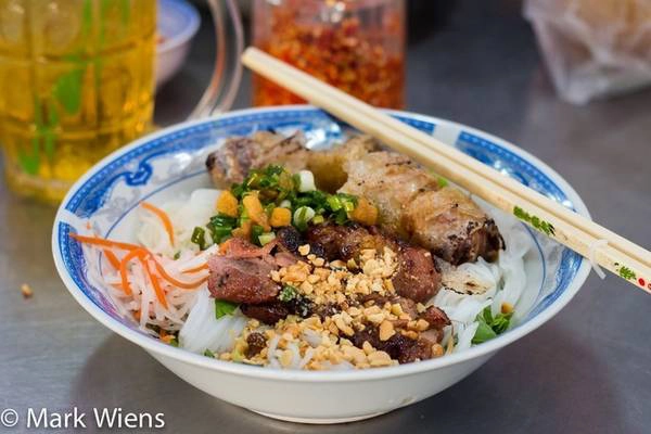 Bún thịt nướng: Món bún này được cho rau vào đầu tiên rồi đến bún, trên cùng là thịt nướng, nước sốt, hành tươi, chút rau củ muối. Ngoài ra bạn có thể ăn thêm chả giò. Đây cũng là món ngon không thể bỏ qua khi du lịch ở Sài Gòn. Địa chỉ gợi ý: Bún thịt nướng Chị Thông, đường Cô Giang Bún thịt nướng: Món bún này được cho rau vào đầu tiên rồi đến bún, trên cùng là thịt nướng, nước sốt, hành tươi, chút rau củ muối. Ngoài ra bạn có thể ăn thêm chả giò. Đây cũng là món ngon không thể bỏ qua khi du lịch ở Sài Gòn. Địa chỉ gợi ý: Bún thịt nướng Chị Thông, đường Cô Giang