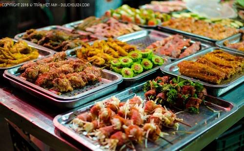 Các xiên đồ nướng là món không thể bỏ qua ở Sa Pa. Ảnh: Trần Việt Anh.