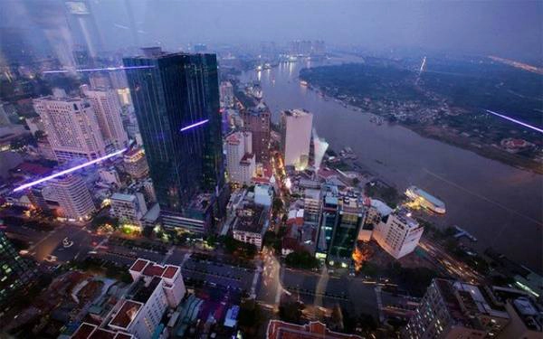 Thành phố chuyển mình - Bức ảnh được chụp từ tầng 68 tòa nhà Bitexco, một trong những tòa nhà cao nhất Việt Nam. Thành phố chuyển mình - Bức ảnh được chụp từ tầng 68 tòa nhà Bitexco, một trong những tòa nhà cao nhất Việt Nam.