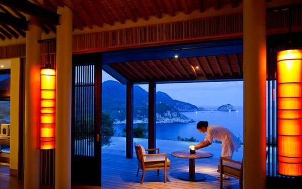 Vẻ đẹp sang trọng, tinh tế của một resort nằm trên một phần bãi biển hoang sơ của vịnh Vĩnh Hy, Phan Rang. Vẻ đẹp sang trọng, tinh tế của một resort nằm trên một phần bãi biển hoang sơ của vịnh Vĩnh Hy, Phan Rang.