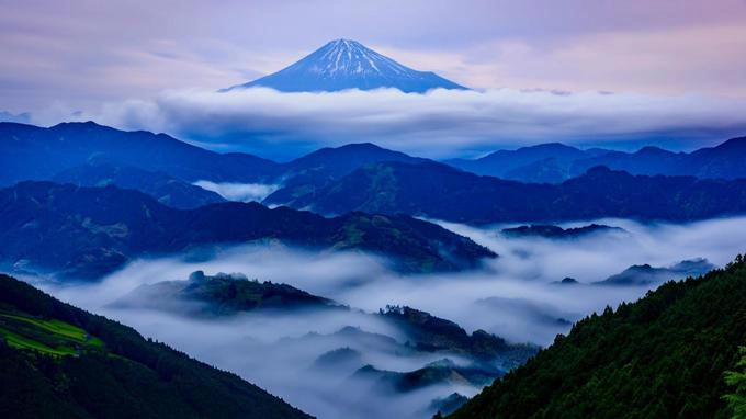 Đối với bức ảnh này, Nakazawa cho biết đã chờ đợi nhiều giờ trong mưa lớn và sương mù dày đặc để chứng kiến cảnh tượng huyền bí này. Đối với bức ảnh này, Nakazawa cho biết đã chờ đợi nhiều giờ trong mưa lớn và sương mù dày đặc để chứng kiến cảnh tượng huyền bí này.