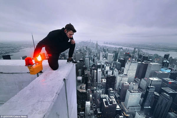 Một người quan sát New York từ góc sân thượng tòa nhà cao tầng. Ảnh: @SVVVK/Caters News.