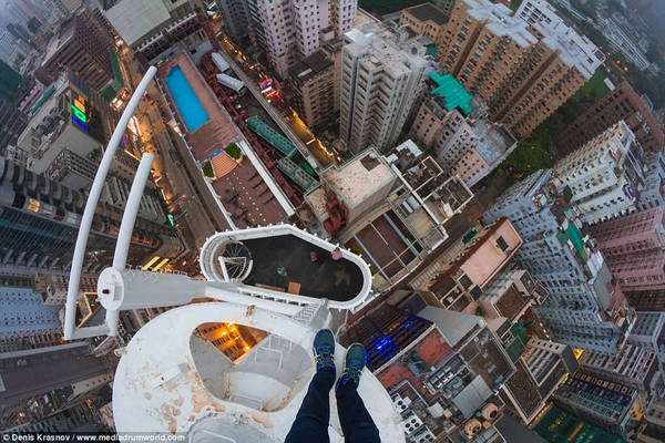 Nhiếp ảnh gia 20 tuổi, người Nga, Denis Krasnov cùng bạn leo lên các công trình cao tầng ở Hong Kong và chụp ảnh. Ảnh: Denis Krasnov/www.mediadrumworld.com.
