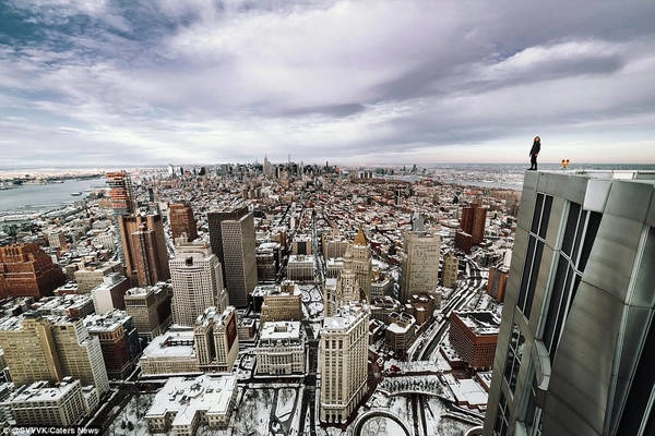 Đối với Svvvk, người đã chụp những bức hình ở New York, đây là công việc rất nguy hiểm, nhưng anh coi đó là trải nghiệm quý giá. Ảnh: @SVVVK/Caters News.