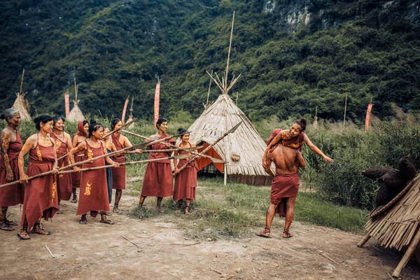 Ngày 15/4, Ban quản lý khu du lịch Tràng An, Ninh Bình bắt đầu mở cửa miễn phí phim trường "Kong: Skull Island" cho du khách tham quan. Trong đó, làng thổ dân được phục dựng nguyên mẫu như trong phim.