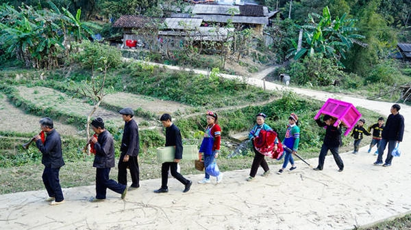 Ngày thứ hai, đoàn nhà trai mang lễ vật đến và dự cưới bên nhà gái - Ảnh: Ngọc Bằng