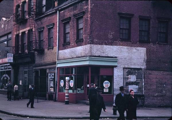 Ngày nay ở góc đông bắc phố First và Bowery được phủ đầy bằng những quán bar và cửa hàng.