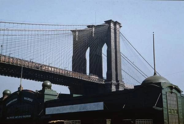 Đây là góc nhìn gần hơn về tháp South Street Manhattan trên cầu Brooklyn. Tòa tháp nặng 90 tấn giúp nâng đỡ tới hơn 22.500 km dây sắt.