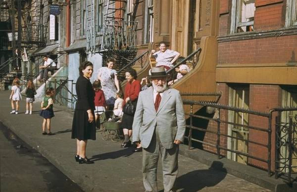 Cư dân trên phố Clinton ở khu Lower East Side của Manhattan vào một chiều thứ 7.