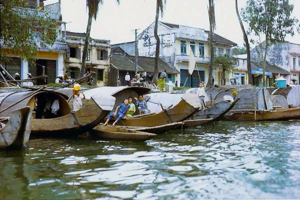 Nụ cười trẻ thơ tại bến thuyền.