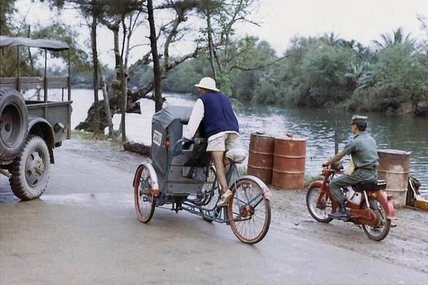 Xích lô năm 1970 tại Huế.