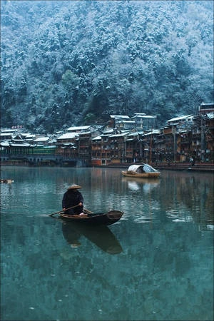 Người chèo thuyền trên sông Đà Giang. Người chèo thuyền trên sông Đà Giang.