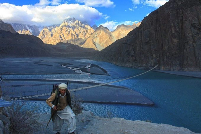 Cầu treo Hussain, từ đây có view dãy núi Passu Cones rất đẹp. Cầu treo Hussain, từ đây có view dãy núi Passu Cones rất đẹp.