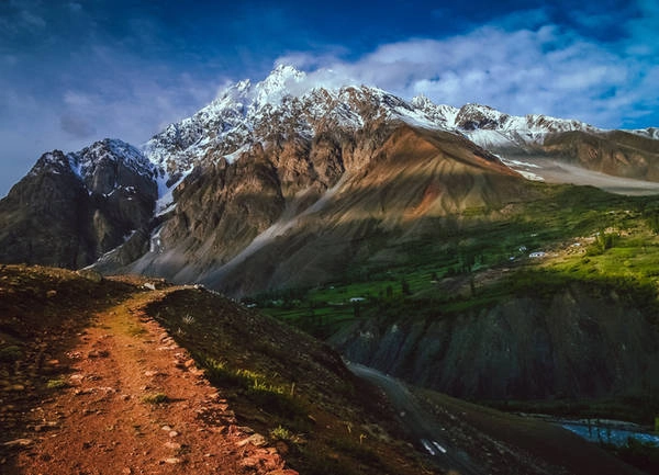 Đèo Shandur Còn được gọi là đỉnh Shandur, đây là nơi có cao nguyên cỏ xanh mướt và rất cao như một ốc đảo giữa những đỉnh núi có địa hình và điều kiện tự nhiên khắc nghiệt. Đây còn là nơi có sân chơi polo (mã cầu) cao nhất thế giới. Vào tháng 7 hàng năm, các đội chơi từ những quận Gilgit và Chitral băng qua cao nguyên tìm tới đây để tổ chức các trận đấu. Đèo Shandur Còn được gọi là đỉnh Shandur, đây là nơi có cao nguyên cỏ xanh mướt và rất cao như một ốc đảo giữa những đỉnh núi có địa hình và điều kiện tự nhiên khắc nghiệt. Đây còn là nơi có sân chơi polo (mã cầu) cao nhất thế giới. Vào tháng 7 hàng năm, các đội chơi từ những quận Gilgit và Chitral băng qua cao nguyên tìm tới đây để tổ chức các trận đấu.