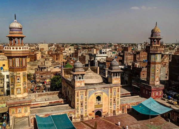 Lahore Nói đến một nơi có nhiều thánh đường Hồi giáo thì Lahore là thành phố mà không nơi nào trên thế giới bì kịp. Ngoài thánh đường Wazir Khan đầy hình chạm khắc, và thánh đường nhiều cấu trúc xoắn ốc như Badshahi, du khách có thể dành tất cả thời gian ở Lahore để tham quan những công trình kiến trúc tôn giáo đáng ngưỡng mộ khác. Lahore Nói đến một nơi có nhiều thánh đường Hồi giáo thì Lahore là thành phố mà không nơi nào trên thế giới bì kịp. Ngoài thánh đường Wazir Khan đầy hình chạm khắc, và thánh đường nhiều cấu trúc xoắn ốc như Badshahi, du khách có thể dành tất cả thời gian ở Lahore để tham quan những công trình kiến trúc tôn giáo đáng ngưỡng mộ khác.