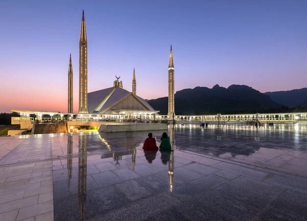 Thánh đường Shah Faisal Đây là một thánh đường hiện đại ở Islamabad và cũng là địa điểm ''hớp hồn'' các nhiếp ảnh gia thế giới. Thánh đường được xây dựng năm 1986 được lấy ý tưởng thiết kế từ những lều trại Bedouin, có sức chứa tới 10.000 người trong phòng cầu nguyện và 64.000 người ở khuôn viên sân vườn bên ngoài. Thánh đường Shah Faisal Đây là một thánh đường hiện đại ở Islamabad và cũng là địa điểm ''hớp hồn'' các nhiếp ảnh gia thế giới. Thánh đường được xây dựng năm 1986 được lấy ý tưởng thiết kế từ những lều trại Bedouin, có sức chứa tới 10.000 người trong phòng cầu nguyện và 64.000 người ở khuôn viên sân vườn bên ngoài.