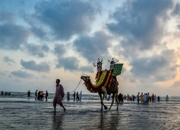 Bãi biển Clifton, Karachi Nhiều người không ngờ rằng Pakistan cũng có những bãi biển. Không những thế, nó còn còn được coi bãi biển tốt nhất khu vực và điển hình là Clifton - nơi ''vắng vẻ'' cho phép bạn hay bất cứ ai đi dạo, cưỡi lạc đà và ngắm nhìn phong cảnh một cách thỏa thích. Bãi biển Clifton, Karachi Nhiều người không ngờ rằng Pakistan cũng có những bãi biển. Không những thế, nó còn còn được coi bãi biển tốt nhất khu vực và điển hình là Clifton - nơi ''vắng vẻ'' cho phép bạn hay bất cứ ai đi dạo, cưỡi lạc đà và ngắm nhìn phong cảnh một cách thỏa thích.