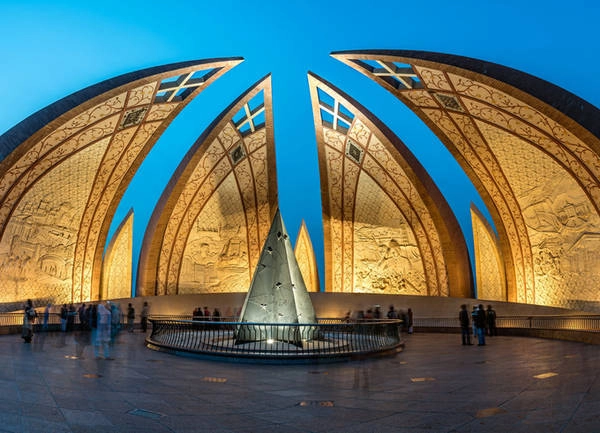 Đài kỷ niệm quốc gia, Islamabad Pakistan có rất nhiều công trình cổ và trong số đó nổi bật nhất lại là công trình kỷ niệm quốc gia mang thiết kế hiện đại đẹp mắt nằm trên đồi Shakarparian ở thành phố Islamabab. Mở cửa cho tham quan từ năm 2007, mọi người có thể nhìn thấy công trình từ bất cứ đâu trong thành phố với hình ảnh bông hoa có bốn cánh biểu tượng cho bốn tỉnh lớn của Pakistan. Khi nhìn từ trên xuống đài kỷ niệm lại giống ngôi sao trên lá quốc kỳ. Đi vào bên trong, du khách có thể tìm thấy một bảo tàng tượng sáp và một hội trường lớn. bo-anh-thay-doi-cach-nhin-cua-ban-ve-pakistan-ivivu-6