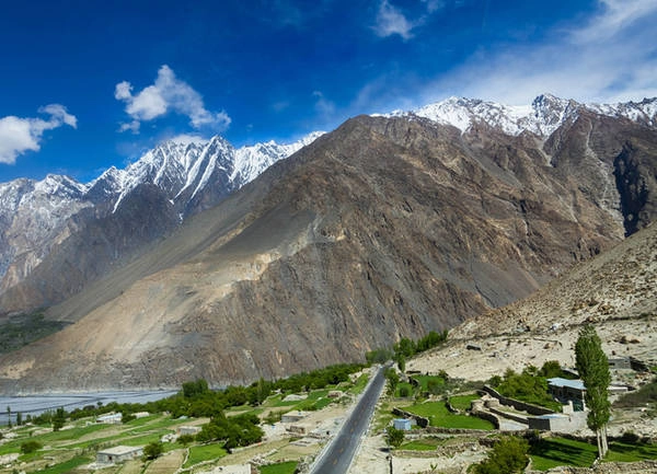 Quốc lộ Karakoram Quốc lộ chạy qua những dãy núi hùng vĩ và cả cung đường cao bậc nhất thế giới. Karakoram nối Pakistan và Trung Quốc (nên còn biết đến với tên quốc lộ Hữu Nghị), bắt đầu từ dòng sông Gilgit thơ mộng tới phía bắc của thành phố Kashgar thuộc Trung Quốc. Quốc lộ Karakoram Quốc lộ chạy qua những dãy núi hùng vĩ và cả cung đường cao bậc nhất thế giới. Karakoram nối Pakistan và Trung Quốc (nên còn biết đến với tên quốc lộ Hữu Nghị), bắt đầu từ dòng sông Gilgit thơ mộng tới phía bắc của thành phố Kashgar thuộc Trung Quốc.