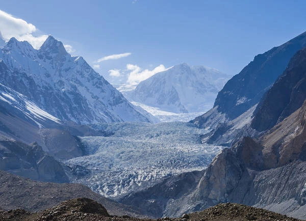 Sông băng Passu Miền bắc Pakistan là ''thiên đường'' của sông băng, băng tuyết dày bao phủ những ngọn núi. Nơi có cảnh đẹp ấn tượng nhất Passu là sông trải dài hơn 25km và cũng là nơi có trạm quan sát sông băng cao nhất thế giới. Sông băng Passu Miền bắc Pakistan là ''thiên đường'' của sông băng, băng tuyết dày bao phủ những ngọn núi. Nơi có cảnh đẹp ấn tượng nhất Passu là sông trải dài hơn 25km và cũng là nơi có trạm quan sát sông băng cao nhất thế giới.