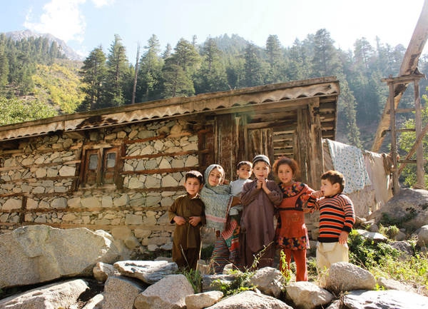 Swat Swat còn được gọi là ''Thụy Sĩ của Pakistan'' nhưng không có nghĩa mọi chuyện ở đây đều xảy ra chính xác như giờ đồng hồ Thụy Sĩ. Tuy nhiên, cảnh đẹp thiên nhiên ở đây rất khó chối từ, đó là những rừng thông bao phủ núi, điểm xuyết thêm vài ngôi làng nhỏ ven hồ và các thung lũng phủ đầy hoa lá. Swat Swat còn được gọi là ''Thụy Sĩ của Pakistan'' nhưng không có nghĩa mọi chuyện ở đây đều xảy ra chính xác như giờ đồng hồ Thụy Sĩ. Tuy nhiên, cảnh đẹp thiên nhiên ở đây rất khó chối từ, đó là những rừng thông bao phủ núi, điểm xuyết thêm vài ngôi làng nhỏ ven hồ và các thung lũng phủ đầy hoa lá.
