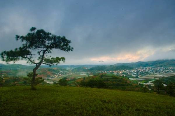 Khung cảnh nhìn xuống thị trấn Lạc Dương (Đà Lạt). Sương mù dày đặc, mặt trời le lói nhưng ánh sáng không thể lọt xuống được thành phố. Ảnh: Quốc Bảo.