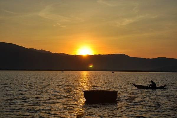Bình minh trên đầm Hòn Thiên (Ninh Thuận). Ảnh: Trần Quí Thịnh.