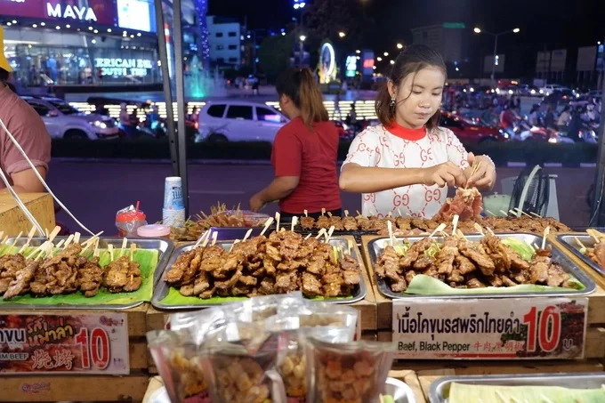 Xiên bò nướng tiêu  Đây là lựa chọn giá rẻ khác cho du khách thích xiên nướng. Trước khi nướng, những miếng thịt bò được giã mềm, ướp cùng tiêu, đường và một số loại gia vị khác. Đầu bếp sẽ nướng nóng lại xiên và rưới thêm sốt chua ngọt để khách thưởng thức. Mỗi xiên có giá 10 baht (7.500 đồng).