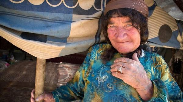 Chính sách đồng hóa trong vài thập kỷ gần đây đã đẩy rất nhiều người Qashqai phải định cư ở các thành phố và làng mạc. Trong khi đó, các trung tâm đô thị phát triển lại đang xâm lấn vào khu vực chăn nuôi của họ. Tuy nhiên, lối sống du mục đã tạo nên tình đoàn kết mạnh mẽ trong bộ lạc.  Madina, dì của Ghazal, đã mất chồng vài năm trước nhưng bà luôn được gia đình hỗ trợ. Hiện nay, Madina vẫn di cư cùng họ xuyên Iran và bà nhận ra rằng không thể từ bỏ lối sống này.