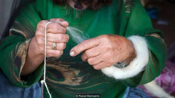 Người Qashqai cũng rất nổi tiếng với sản phẩm thủ công mỹ nghệ, đặc biệt là thảm và các sản phẩm len có tên "Shiraz". Len sản xuất ở vùng núi và thung lũng gần Shiraz mềm mại, màu đẹp hơn len từ các vùng khác thuộc Iran. Ngày nay, Tarkkenaz và những phụ nữ trong gia đình bà vẫn còn sản xuất các sản phẩm len truyền thống, bán cho nhiều thương nhân thường xuyên đến. 