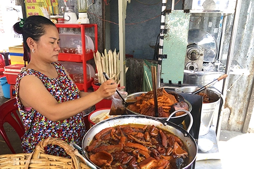 Quán đặt bếp ngay mặt tiền để khách dễ dàng tìm thấy. Ảnh: Di Vỹ.