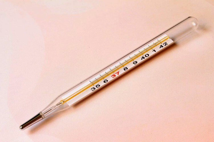 Nhiệt kế là vật dụng nên có giúp sơ cứu Covid-19
