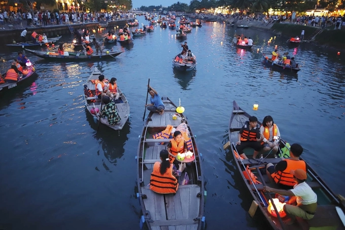 Ngày rằm và dịp lễ thì đoạn sông ngắn lại càng trở nên nhộn nhịp hơn, đa số người đi lễ. Thuyền trang bị đầy đủ áo phao cho khách. Tuy nhiên, nếu sợ nước thì bạn nên chọn buổi chiều, thay vì tối - Ảnh: Nguyễn Đông