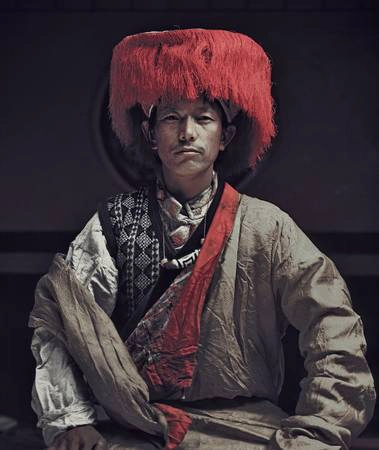 Sự lộng lẫy của các tu viện ở Lo Manthang cho thấy vị trí quan trọng của tôn giáo. Điều này còn thể hiện trong cấu trúc gia đình truyền thống: con cả thừa kế tài sản gia đình, con thứ hai tới sống ở tu viện khi khoảng 6-7 tuổi. Sự lộng lẫy của các tu viện ở Lo Manthang cho thấy vị trí quan trọng của tôn giáo. Điều này còn thể hiện trong cấu trúc gia đình truyền thống: con cả thừa kế tài sản gia đình, con thứ hai tới sống ở tu viện khi khoảng 6-7 tuổi.