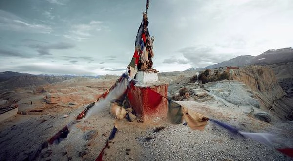 “Vương quốc của người Lo” nằm trên cao nguyên lộng gió giữa Tây Bắc Nepal và Tây Tạng, một trong những vùng hẻo lánh nhất thế giới. Vùng đất này có liên hệ văn hóa, lịch sử, tôn giáo với Tây Tạng, nhưng một phần vẫn thuộc Nepal theo chính trị. “Vương quốc của người Lo” nằm trên cao nguyên lộng gió giữa Tây Bắc Nepal và Tây Tạng, một trong những vùng hẻo lánh nhất thế giới. Vùng đất này có liên hệ văn hóa, lịch sử, tôn giáo với Tây Tạng, nhưng một phần vẫn thuộc Nepal theo chính trị.