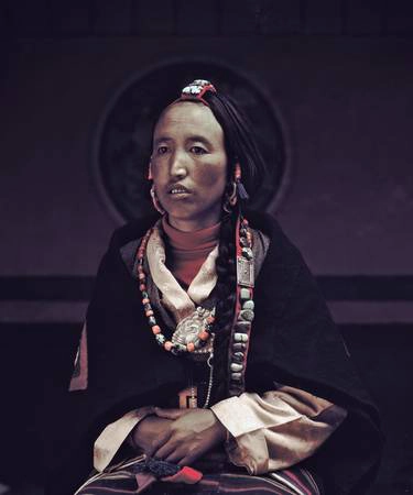 Cuộc sống của người dân xoay quanh chăn nuôi gia súc, nông nghiệp, giao thương và du lịch (từ năm 1992). Phần lớn sống cạnh sông Kali Gandaki ở độ cao 2.800-3.900 m so với mực nước biển. Sự hiện diện của nước giúp nông nghiệp ở đây phát triển bền vững. Đại mạch và kiều mạch là hai cây trồng chính, ngoài ra còn có ngô, táo và các loại rau. Cuộc sống của người dân xoay quanh chăn nuôi gia súc, nông nghiệp, giao thương và du lịch (từ năm 1992). Phần lớn sống cạnh sông Kali Gandaki ở độ cao 2.800-3.900 m so với mực nước biển. Sự hiện diện của nước giúp nông nghiệp ở đây phát triển bền vững. Đại mạch và kiều mạch là hai cây trồng chính, ngoài ra còn có ngô, táo và các loại rau.