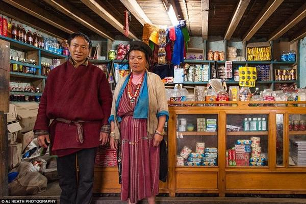Người Brokpa theo truyền thống vẫn trao đổi hàng hóa với dân địa phương. Tuy nhiên, sự xuất hiện của các cửa hàng đã thay đổi cuộc sống và bữa ăn hàng ngày của họ. Người Brokpa theo truyền thống vẫn trao đổi hàng hóa với dân địa phương. Tuy nhiên, sự xuất hiện của các cửa hàng đã thay đổi cuộc sống và bữa ăn hàng ngày của họ.