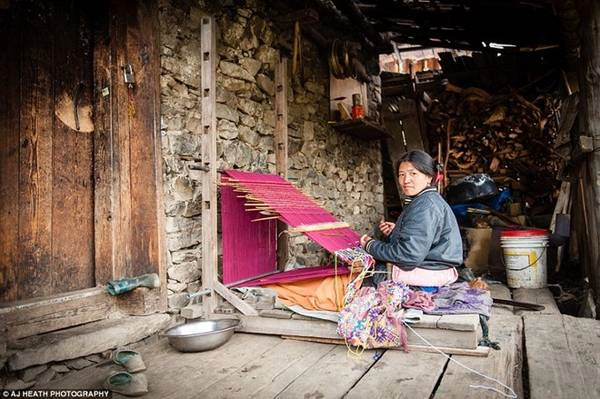 Họ se sợi từ lông bò và cừu, sau đó dệt thành vải và nhuộm màu, tạo ra các bộ trang phục rực rỡ. Họ se sợi từ lông bò và cừu, sau đó dệt thành vải và nhuộm màu, tạo ra các bộ trang phục rực rỡ.