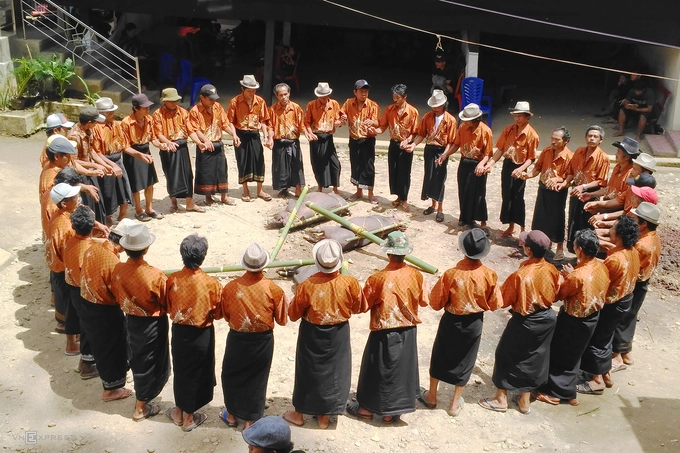 Được hầu hết các sách du lịch giới thiệu là nghi thức chôn người chết trên những vách đá hay mái những ngôi nhà truyền thống tongkonan. Lễ tang của cộng đồng người Toraja được coi là sự kiện xã hội quan trọng, hàng trăm người tham dự và kéo dài trong vài ngày.  Đối với người Toraja, cái chết không phải là một sự kiện bất ngờ, không mang đau buồn. Đó là ngưỡng quan trọng để bước sang thế giới Puya - thế giới của linh hồn. Có lẽ vì vậy mà nơi đây còn được mệnh danh là "vùng đất của cái chết".