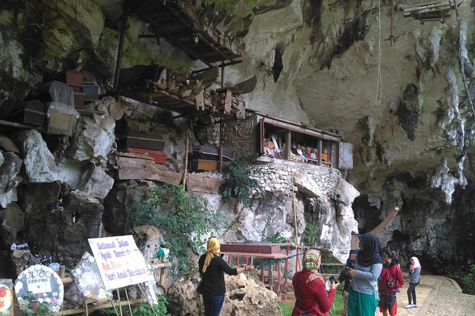 Hình thức an táng của người Toraja khá đa dạng. Nếu có đủ điều kiện, gia đình sẽ mai táng người chết trong một ngôi mộ bằng đá được chạm khắc, đục đẽo sâu vào trong hốc đá tự nhiên trên vách núi. Việc này khá tốn kém và mất khoảng vài tháng để hoàn thành. Làng Lemo và Kete Kesu là nơi phổ biến hình thức này.