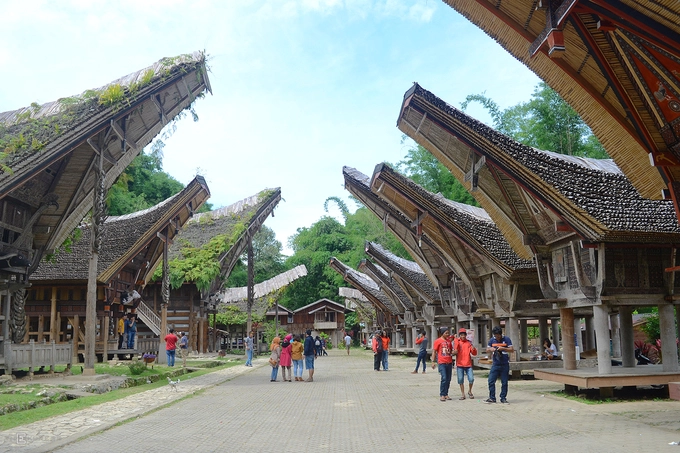 Trong xã hội Toraja, nghi thức tang lễ là sự kiện phức tạp và tốn kém nhất. Ngoài ra, khi đến đây, bạn đừng quên khám phá những ngôi nhà truyền thống của người Toraja. Kete Kesu là điểm đến luôn đông du khách.  Nội thất của một số tòa nhà trung tâm thị trấn, đặc biệt là nơi lưu trú dành cho du khách cũng được áp dụng các yếu tố truyền thống của Toraja. Khách nghỉ chân sẽ được đối xử như một người đang sống ở đây. Điều này sẽ khiến bạn cảm nhận rõ hơn về điểm đến nổi tiếng này.