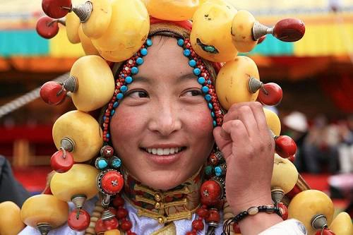 Kham là khu vực đông nam của cao nguyên Tây Tạng, với diện tích gần 900.000 km2 và dân số hơn 2 triệu người. Nơi này trải rộng khắp 4 tỉnh của Trung Quốc: vùng phía đông Tây Tạng, phía nam Thanh Hải, phía tây Tứ Xuyên và phía tây bắc Vân Nam. Kham là khu vực đông nam của cao nguyên Tây Tạng, với diện tích gần 900.000 km2 và dân số hơn 2 triệu người. Nơi này trải rộng khắp 4 tỉnh của Trung Quốc: vùng phía đông Tây Tạng, phía nam Thanh Hải, phía tây Tứ Xuyên và phía tây bắc Vân Nam.