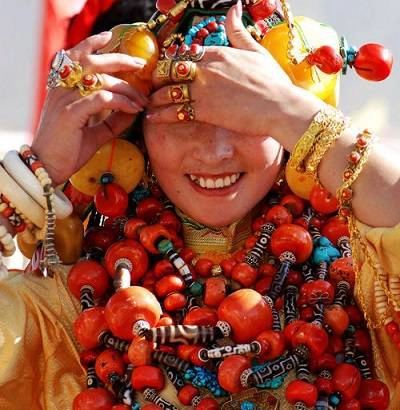 Với lối sống du mục đặc thù từ thời tổ tiên, người Khampa không có tài sản cố định như nhà cửa, đất đai mà thường dự trữ vàng bạc, trang sức và lưu truyền từ đời này qua đời khác. Lượng châu báu này chính là biểu tượng cho sự giàu có và địa vị xã hội của một gia đình trong bộ tộc. Vì vậy, người Khampa đánh giá quyền lực và địa vị trong cộng đồng của một người bằng số lượng trang sức người đó mang trên mình. Với lối sống du mục đặc thù từ thời tổ tiên, người Khampa không có tài sản cố định như nhà cửa, đất đai mà thường dự trữ vàng bạc, trang sức và lưu truyền từ đời này qua đời khác. Lượng châu báu này chính là biểu tượng cho sự giàu có và địa vị xã hội của một gia đình trong bộ tộc. Vì vậy, người Khampa đánh giá quyền lực và địa vị trong cộng đồng của một người bằng số lượng trang sức người đó mang trên mình.