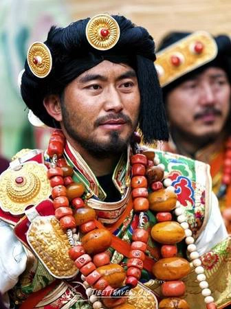 Theo truyền thuyết, bộ tộc Khampa sống trên cao nguyên bí ẩn tuyết phủ quanh năm là con cháu của vị Thần chiến tranh và thần Sắc đẹp. Vì vậy, họ nổi tiếng với những phụ nữ xinh đẹp và những đàn ông dũng cảm. Theo truyền thuyết, bộ tộc Khampa sống trên cao nguyên bí ẩn tuyết phủ quanh năm là con cháu của vị Thần chiến tranh và thần Sắc đẹp. Vì vậy, họ nổi tiếng với những phụ nữ xinh đẹp và những đàn ông dũng cảm.