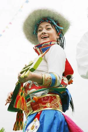 Ở Trung Quốc, có rất nhiều câu chuyện về bộ tộc Khampa toàn người trường thọ và không bao giờ bị bệnh. Truyền thuyết kể rằng, ở vương quốc biệt dược có một vị vua vì cảm mến sự dũng cảm và sắc đẹp của người Khampa nên thường chữa bệnh miễn phí cho họ. Ở Trung Quốc, có rất nhiều câu chuyện về bộ tộc Khampa toàn người trường thọ và không bao giờ bị bệnh. Truyền thuyết kể rằng, ở vương quốc biệt dược có một vị vua vì cảm mến sự dũng cảm và sắc đẹp của người Khampa nên thường chữa bệnh miễn phí cho họ.
