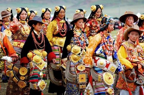 Cuối cùng, vị vua này còn truyền lại cho người Khampa tất cả bí quyết ông tìm kiếm được trong suốt cuộc đời của mình, trong đó có cả phương thuốc chữa bách bệnh. Kể từ đó, người trong bộ tộc Khampa không bao giờ bị ốm. Cuối cùng, vị vua này còn truyền lại cho người Khampa tất cả bí quyết ông tìm kiếm được trong suốt cuộc đời của mình, trong đó có cả phương thuốc chữa bách bệnh. Kể từ đó, người trong bộ tộc Khampa không bao giờ bị ốm.