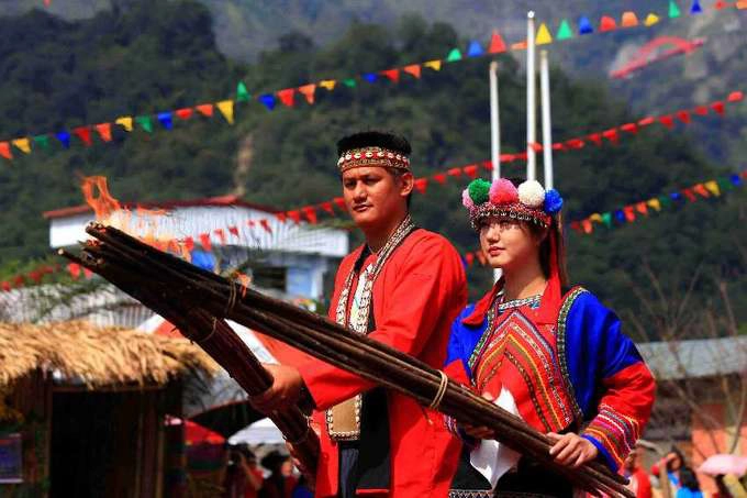 Thực phẩm chính của người Tsou là gạo, kê, cỏ lồng vực nước, ngô, khoai lang và khoai môn. Họ nấu kê với cơm, cháo gạo, hoặc làm thành bánh mochi. Các thực phẩm khác bao gồm thịt, cá, đậu, rau, thảo mộc... Họ bị cấm ăn thịt gấu và báo. Cơm lam của người Tsou là một đặc sản rất nổi tiếng. Gạo thêm nước được nhồi vào ống tre được nướng rất lâu trên lửa. Người Tsou thường đem theo cơm lam trong những chuyến đi săn trên núi. Ảnh: News.cn.